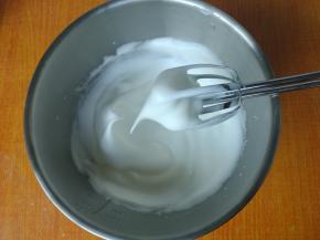 直至拉起打蛋器出现大弯勾状态，打发完成。预热烤箱上下火175度。