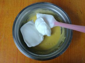 取三分之一蛋白到蛋黄盆。