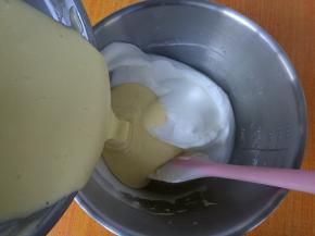 混合翻拌均匀后倒回蛋白盆。