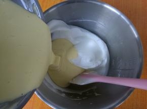 混合翻拌均匀后倒回蛋白盆。
