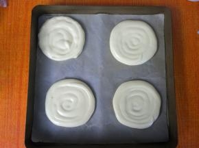 挤在铺了油纸或油布的烤盘。