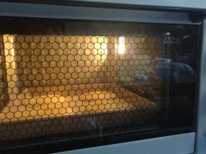 送入预热好的烤箱，中下层上下火175度烘烤12分钟即可。