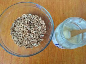 备好花生碎和沙拉酱。