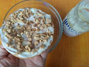 打开抹上沙拉酱，撒上花生碎。