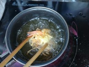 锅倒油，炸熟捞出，摆盘即可。