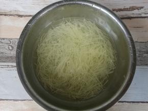 土豆去皮，擦成细丝，洗去淀粉，泡在水里。