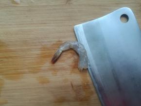 青虾洗净，剪去虾须，去掉虾头，开背去掉纱线。