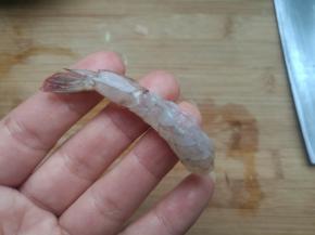 剥去虾壳，（保留最后一段虾壳）。