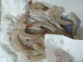 用厨房纸巾吸掉水分。