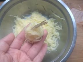 豆丝控干水分，加入适量盐拌匀，用土豆丝包裹住虾，捏成球状。