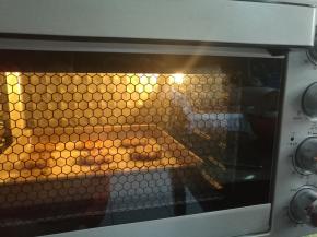 送入预热好的烤箱上下火175度烘烤12分钟。