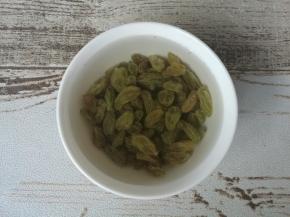 葡萄干用水（方子外）浸泡20分钟。