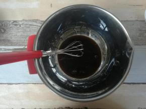 红糖和热水混合搅拌至红糖融化。