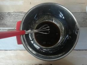 红糖和热水混合搅拌至红糖融化。