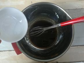 红糖水里倒入玉米油，混合搅拌均匀后，加入盐混合均匀。