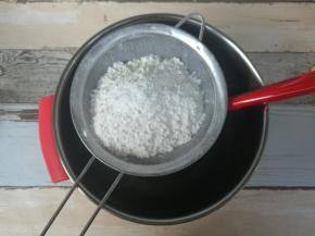 泡打粉和低筋粉混合筛入步骤5内。