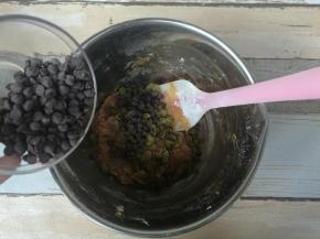 倒入巧克力豆豆， 用刮刀压拌均匀，没有干粉即可。