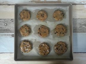 戴一次性手套揉成小面团（或者用小勺子舀入烤盘），排入烤盘内，压扁。