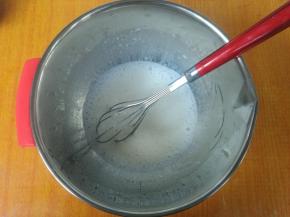 盆内加入玉米油、牛奶、糖混合均匀，彻底乳化。