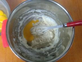 加入蛋黄，开始一个一个加，搅拌均匀，4个后全部加进去。