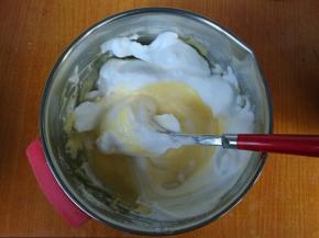 取三分之一蛋白到蛋黄盆，翻拌均匀。