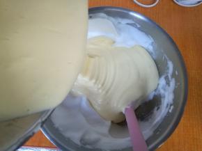 倒回蛋白盆，再次翻拌均匀。