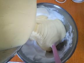 倒回蛋白盆，再次翻拌均匀。