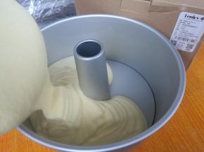 倒入模具内。（这个是英国爱享佳中空加高戚风模具）。