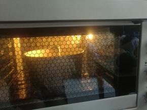 送入预热好的烤箱上火165度下火150度烘烤70分钟即可。（温度和时间仅供参考，具体根据自己烤箱调整）。