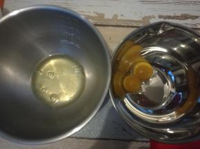 鸡蛋分离蛋清蛋黄。蛋白盆需无油无水。