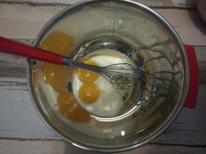 蛋黄内加入玉米油、牛奶，用手抽混合乳化均匀。