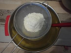 筛入低筋面粉。