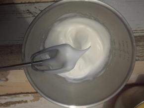 蛋白盆滴入柠檬汁，糖分三次加入蛋白中打发至湿性发泡。