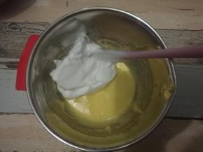 取三分之一蛋白到蛋黄盆内，翻拌均匀，不要划圈搅拌，容易消泡。