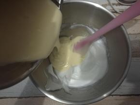 混合均匀后倒回蛋白盆再次翻拌均匀。