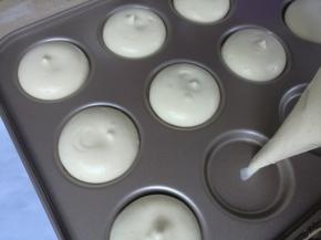 装入裱花袋，挤进模具中。（这里用的是学厨无比派，没有模具也可以直接挤在烤盘上）