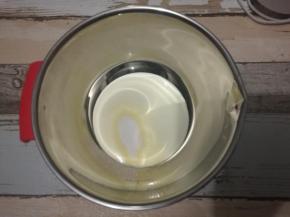 100克淡奶油加入10糖.