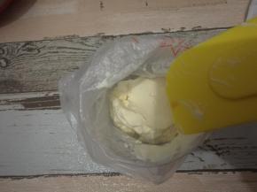 挤在一片蛋糕上。