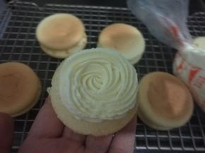 挤在一片蛋糕上。