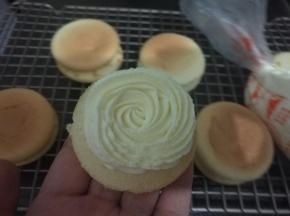 挤在一片蛋糕上。