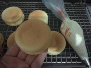 拿另一片盖在上面。黑巧克力隔水融化，画出表情就好了。