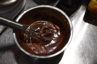 黄油+黑巧克力混合，隔热水加热水浴融化后搅拌混合均匀