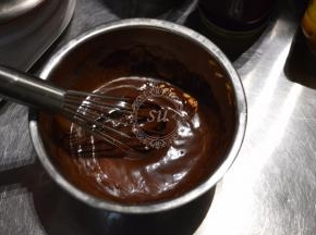 黄油+黑巧克力混合，隔热水加热水浴融化后搅拌混合均匀