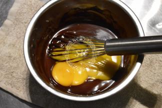 加入3个蛋黄，打散搅拌均匀