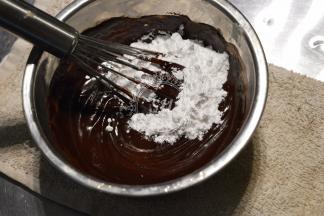 加入砂糖 20g （我用的是糖粉），搅拌混合均匀