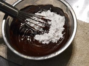 加入砂糖 20g （我用的是糖粉），搅拌混合均匀
