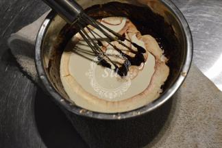 加入淡奶油，继续搅拌混合均匀。*注意：淡奶油需要放置室温后再加入~