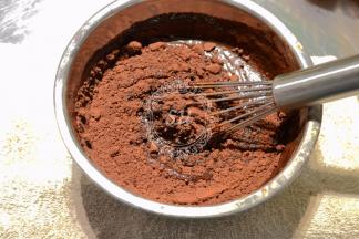 加入过筛后的可可粉，搅拌混合均匀