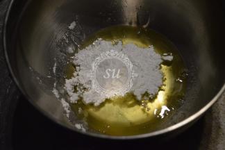 蛋白放置在无油无水的打蛋盆中（此处我用的是糖粉，没有什么影响），请确保与蛋白接触的打蛋头也无油无水