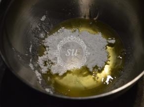 蛋白放置在无油无水的打蛋盆中（此处我用的是糖粉，没有什么影响），请确保与蛋白接触的打蛋头也无油无水